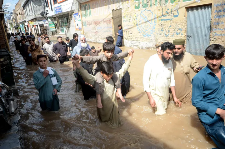په پاکستان کې د دوو کورونو د چتونو د نړېدو له امله ۴ تنو ژوند د لاسه ورکړ.