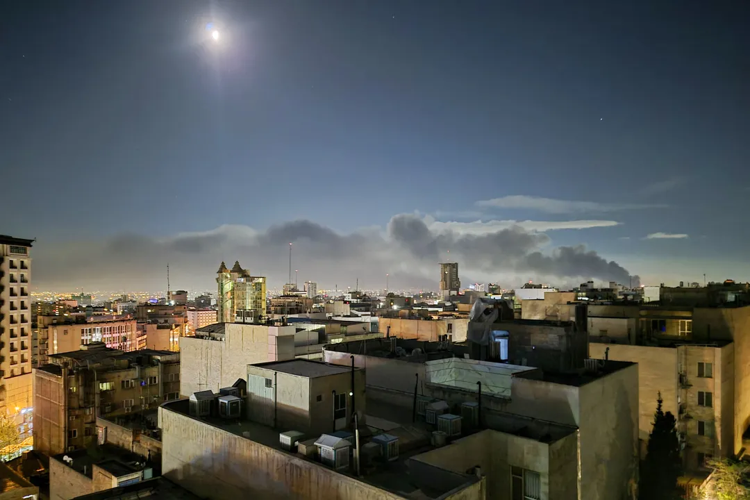 EE.UU. e Irán intercambian ataques mientras se complican negociaciones para poner fin a la guerra