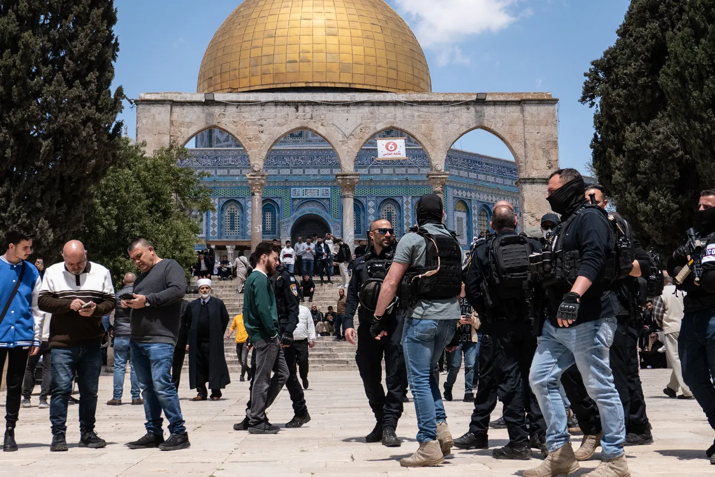 Des colons israéliens prennent d'assaut l'esplanade des Mosquées pendant une cérémonie militaire