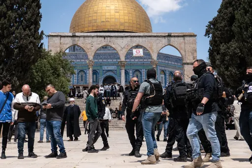 Des colons israéliens prennent d'assaut l'esplanade des Mosquées pendant une cérémonie militaire
