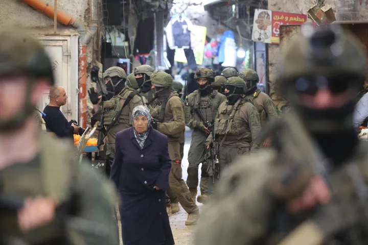 Thousands of illegal settlers storm Joseph's Tomb in Nablus under Israeli army protection
