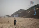Israel amenaza con perpetrar más asesinatos y evacuaciones en Gaza por cometas de niños palestinos