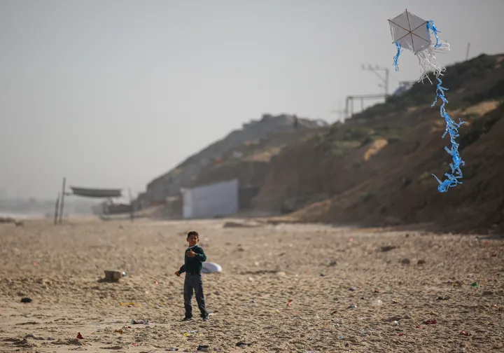 Israel amenaza con perpetrar más asesinatos y evacuaciones en Gaza por cometas de niños palestinos