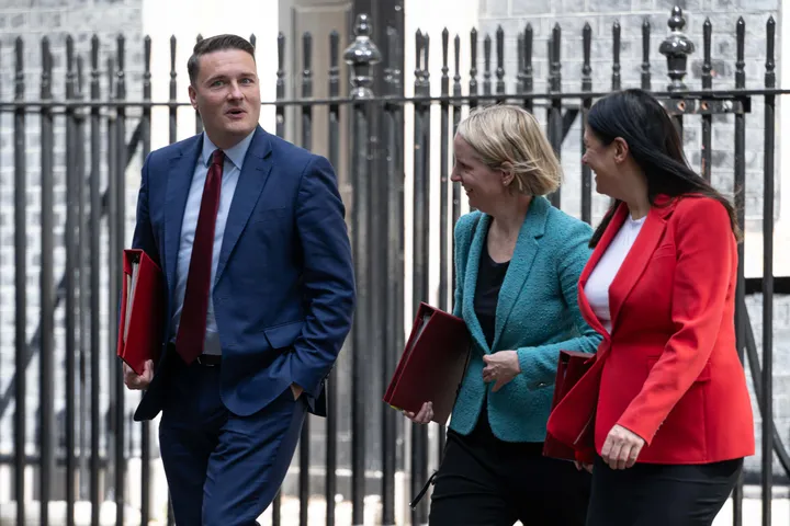 英国将要求难民支付1万英镑