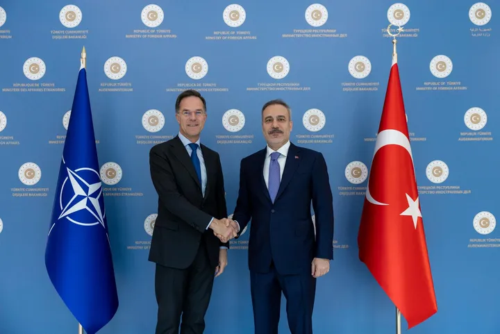Principal diplomata da Türkiye dirige-se às negociações da NATO na Suécia antes da cimeira de Ancara