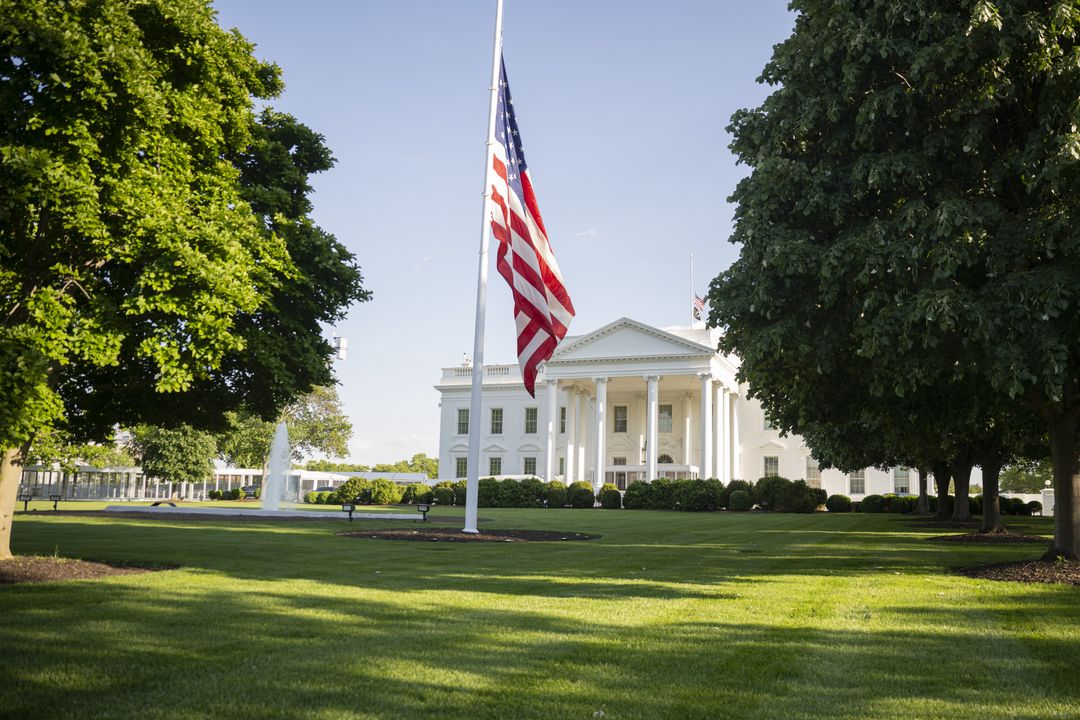 Trump ndalon CNN  MS NOW dhe Politico në Shtëpinë e Bardhë  i akuzon për raportime të rreme