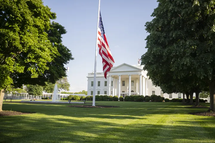 Trump ndalon CNN, MS NOW dhe Politico në Shtëpinë e Bardhë, i akuzon për raportime të rreme