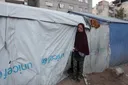 Qəzzada xərçəng xəstələri isti havada və çadır şəraitində həyatda qalmaq üçün mübarizə aparırlar
