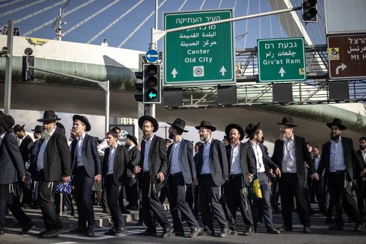 חסימות כבישים בירושלים: מפגינים חרדים שיתקו את התנועה בכניסה לעיר