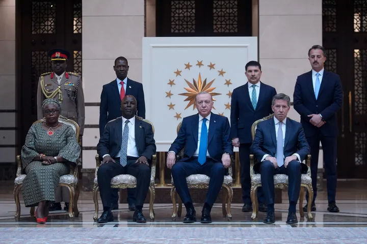 Danjireyaal cusub oo waraaqaha aqoonsiga u gudbiyay Madaxweynaha Turkiga Erdogan
