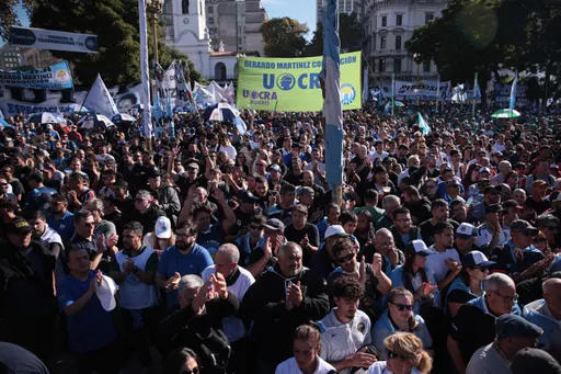 Migliaia di persone in Argentina hanno protestato contro la chiusura di oltre 30 mila aziende