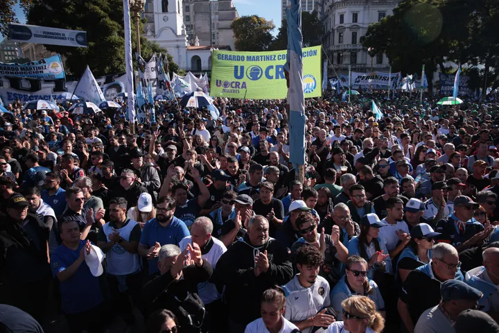 Mii de argentinieni au protestat față de închiderea a peste 30.000 de companii