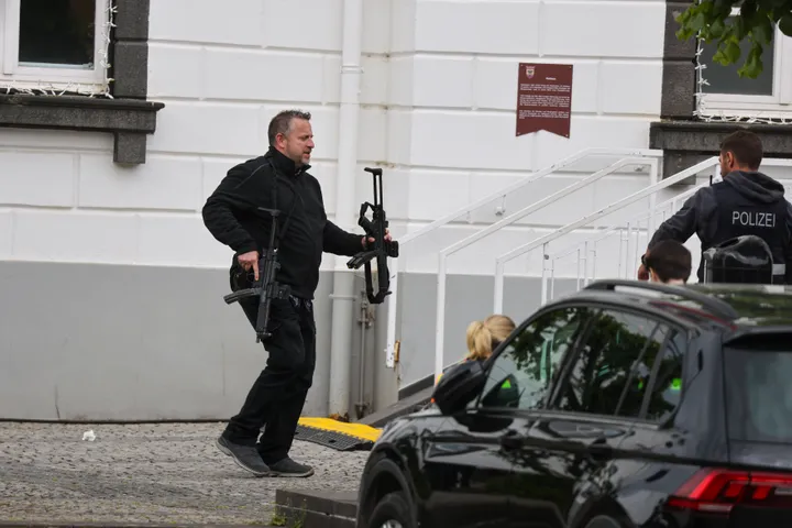 په جرمني کې یو تن افغان وګړی د پولیسو په ډزو ووژل شو .