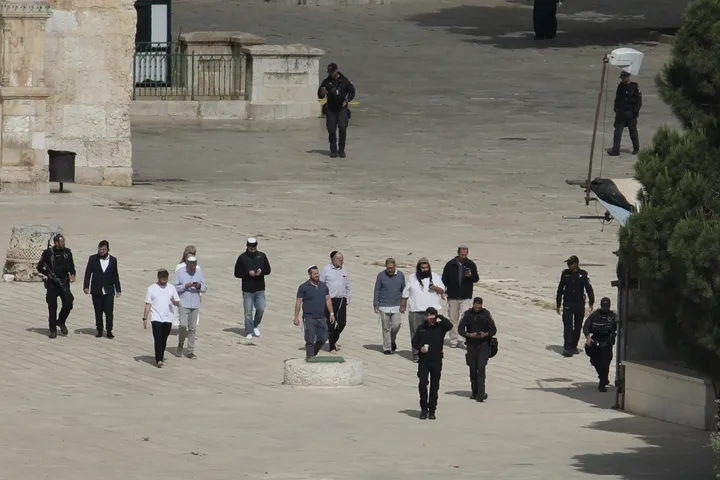 Hundreds of illegal Israeli settlers storm Al-Aqsa Mosque under police protection