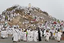 Haxhilerët nga e gjithë bota mblidhen në malin Arafat për pelegrinazhin e Haxhit