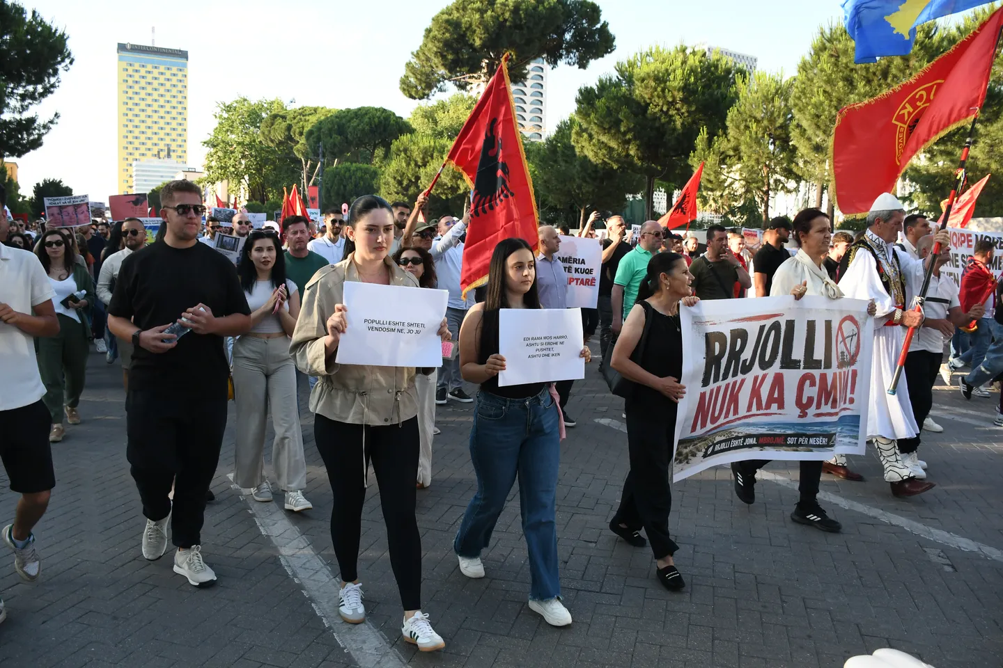 Tiranë, vazhdon në ditën e 26-të protesta me moton "Shqipëria nuk është në shitje"