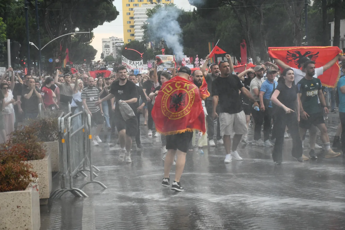 6.000 de dolari amendă pentru participanții la protestele din Albania care au degenerat în violențe