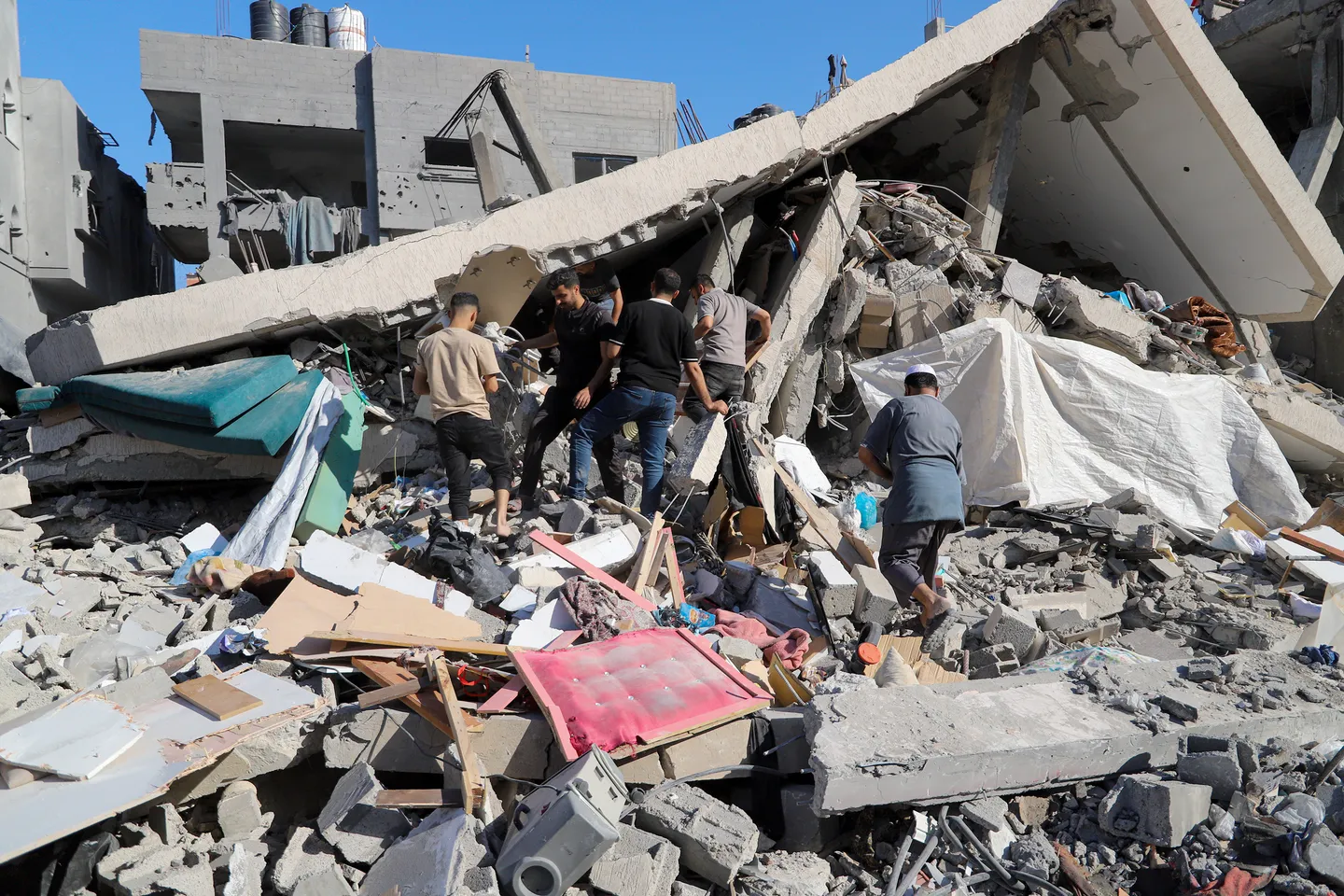 Edificio bombardeado por Israel que servía de refugio se derrumba en Gaza y deja muertos y heridos
