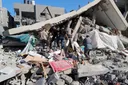 Edificio bombardeado por Israel que servía de refugio se derrumba en Gaza y deja muertos y heridos