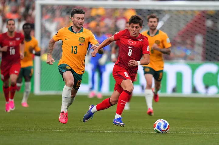 Australia derrota 2-0 a Türkiye y da un paso importante en el Grupo D del Mundial