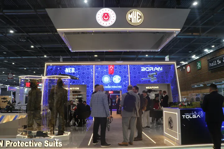 Las industrias de defensa de Türkiye y España firman acuerdos de cooperación en una feria de París
