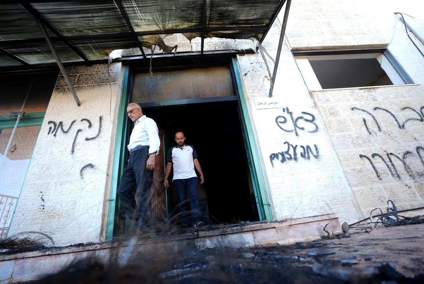 Des colons israéliens illégaux incendient deux mosquées en Cisjordanie occupée