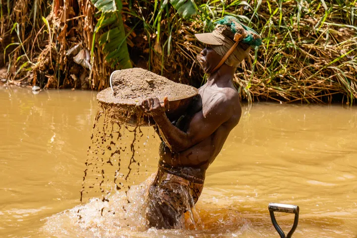 Minister aide deny say Nigeria dey hand over dia mineral resources to China