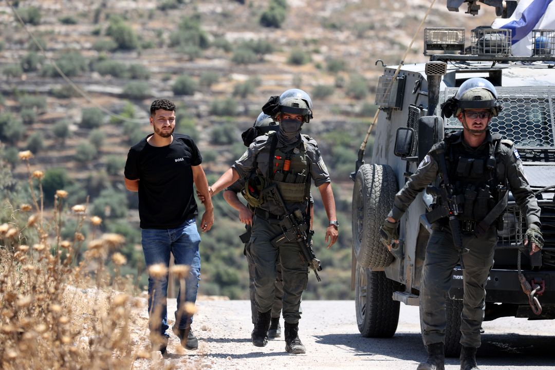 جيش الاحتلال يعترف بوضع أرقام على أجساد الأسرى الفلسطينيين في الضفة