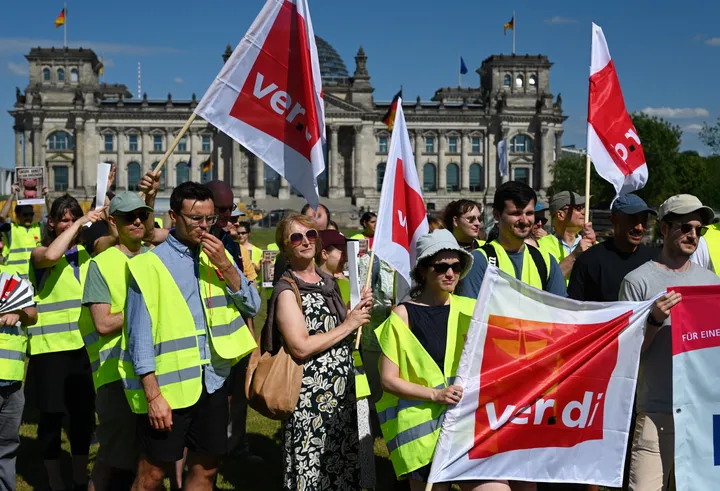 Protest-Aktion: Pflegebett rollt von Magdeburg nach Berlin