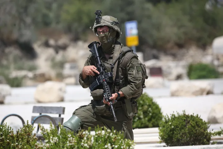Dva Palestinca ubijena u napadu izraelskih doseljenika na selo na Zapadnoj obali
