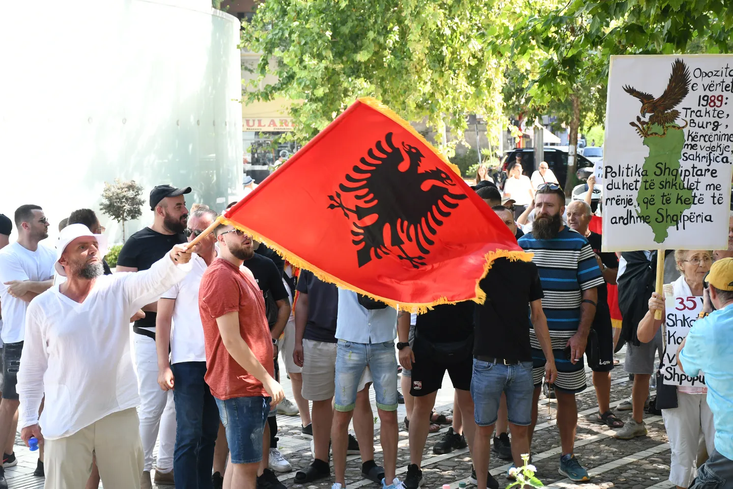 Албанияда Звернецтеги туризм долбооруна каршы нааразычылыктар биринчи айын аяктады