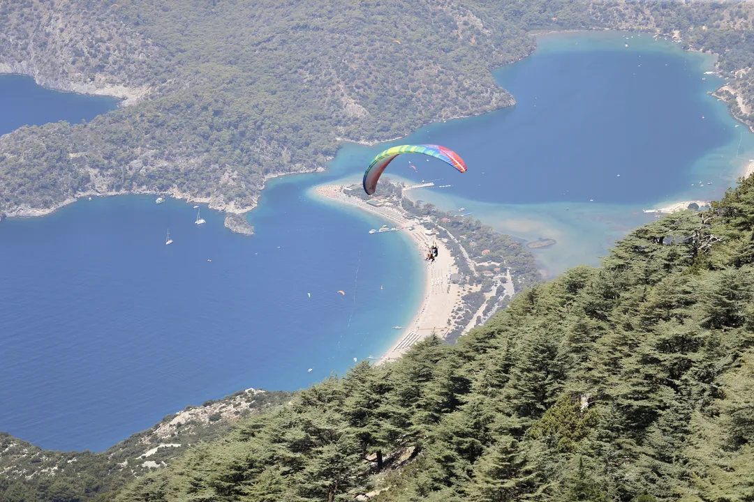 Fätxiyädä paraplanda oçuçı Qıtay turistları arta