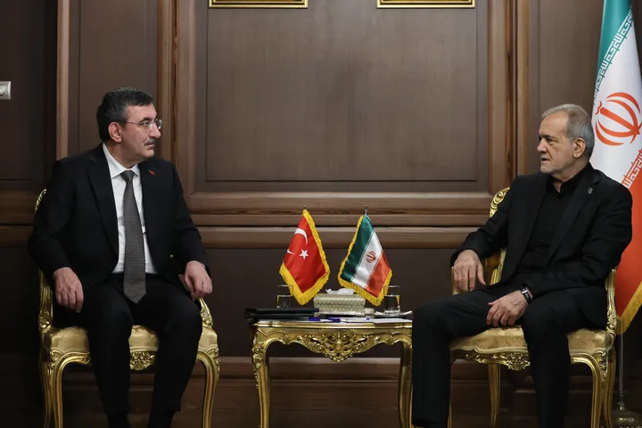 د تورکیې د ولسمشر مرستیال یلماز د ایران له ولسمشر مسعود پزشکیان سره وکتل