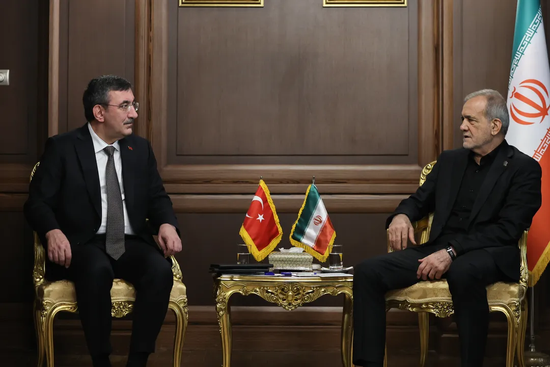 د تورکیې د ولسمشر مرستیال یلماز د ایران له ولسمشر مسعود پزشکیان سره وکتل