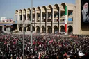 Mientras multitudes despiden a Alí Jamenei en Irán, Trump dice que pausó diálogos por el funeral