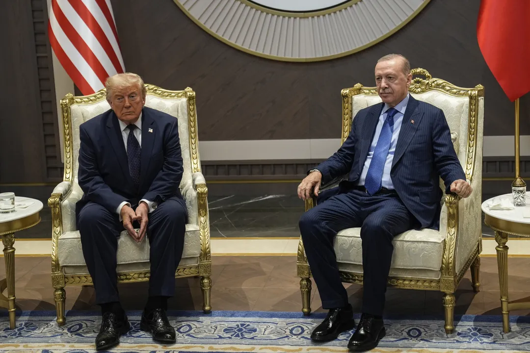 د تورکیې ولسمشر اردوغان په انقره کې د ولسمشرۍ په ماڼۍ کې د امریکا ولسمشر ټرمپ سره لیدنه وکړه