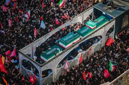 Îndoliații din Iran jură răzbunare în timp ce Khamenei este înmormântat în orașul său natal Mașhad