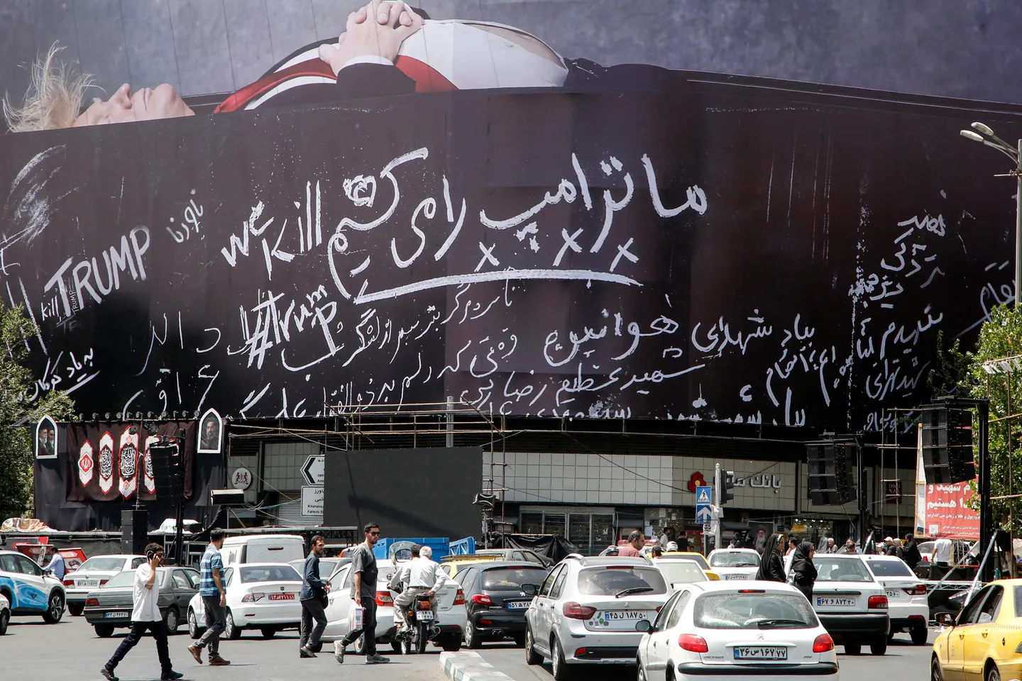 په تهران کې په یوه مرکزي سیمه کې د ټرمپ یو انځور ځوړول شوی چې پر سر يي  "انتقام" حتمي دی لیکل شوي دي