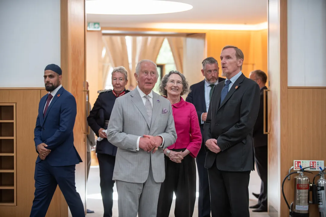 Le roi Charles III visite une mosquée soutenue par la Türkiye à Cambridge