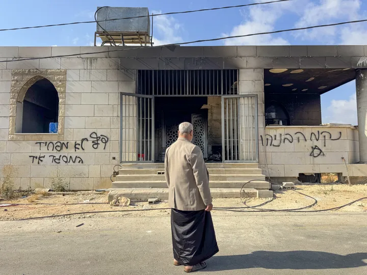 Illegal Israeli settlers torch two mosques in occupied West Bank