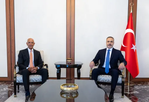 Ministro de Exteriores de Türkiye se reúne con enviado de EE.UU. para abordar lazos bilaterales