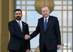 ئەردوغان ئىراق باش مىنىستىرى ئەززەيدى بىلەن بىرلىكتە مۇخبىرلارنى كۈتۈۋېلىش يىغىنى ئۆتكۈزدى
