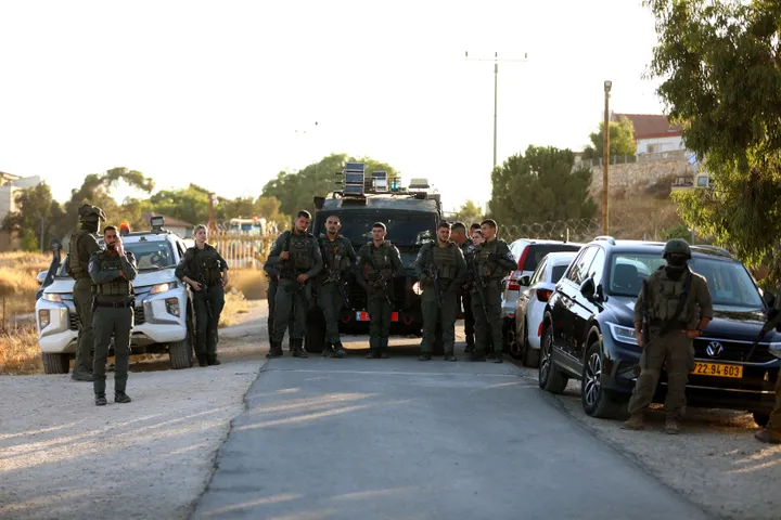 جيش الاحتلال يعتقل فلسطينيين في الضفة الغربية.. ويقتحم عشرات المنازل جنوب نابلس