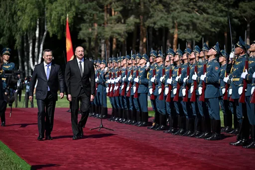 Ысык-Көлдө Кыргызстандын президенти Жапаров Азербайжандын президенти Алиев менен жолугушту
