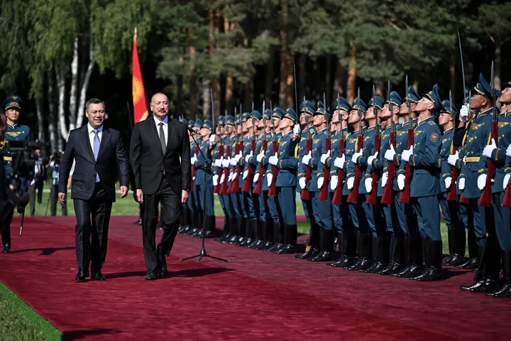 Ысык-Көлдө Кыргызстандын президенти Жапаров Азербайжандын президенти Алиев менен жолугушту