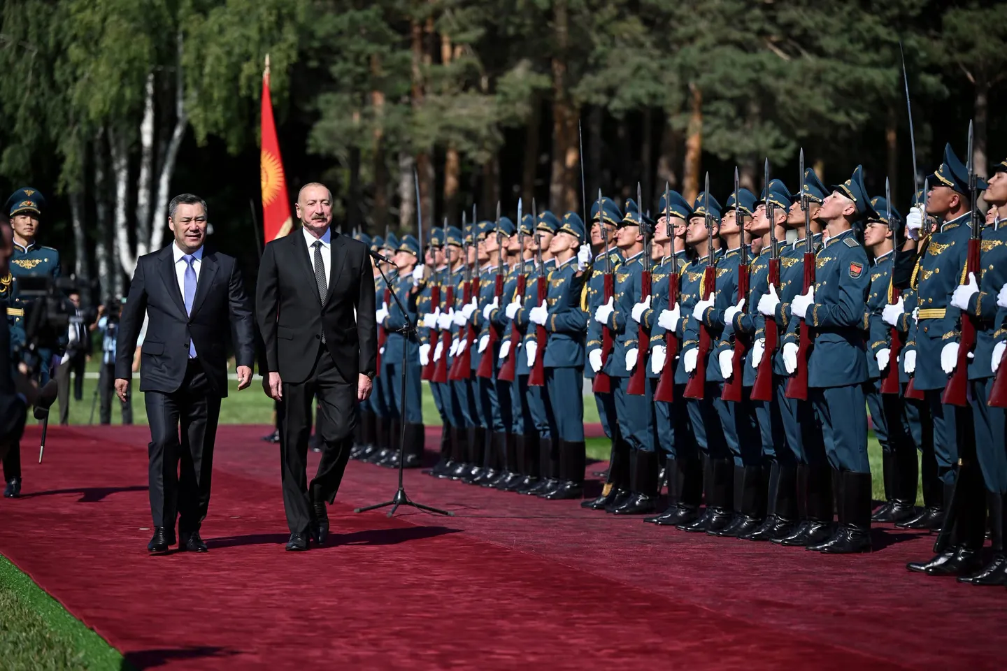 Ысык-Көлдө Кыргызстандын президенти Жапаров Азербайжандын президенти Алиев менен жолугушту