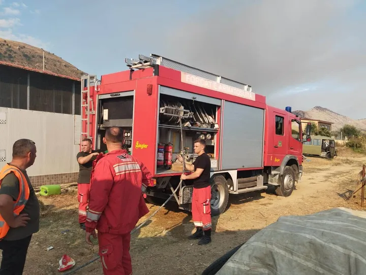 Lufta me zjarret në Shqipëri, pesë vatra mbeten aktive