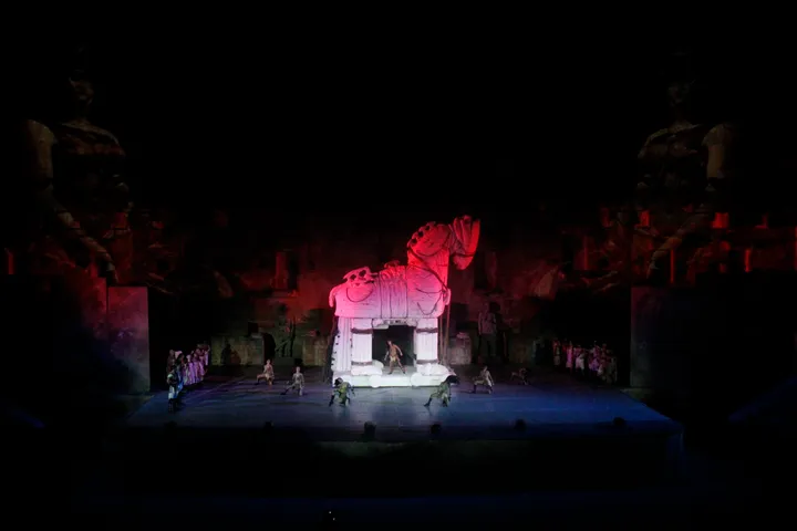 Aspendos ókori romjai között varázslatos élményt nyújtott a Trója előadása