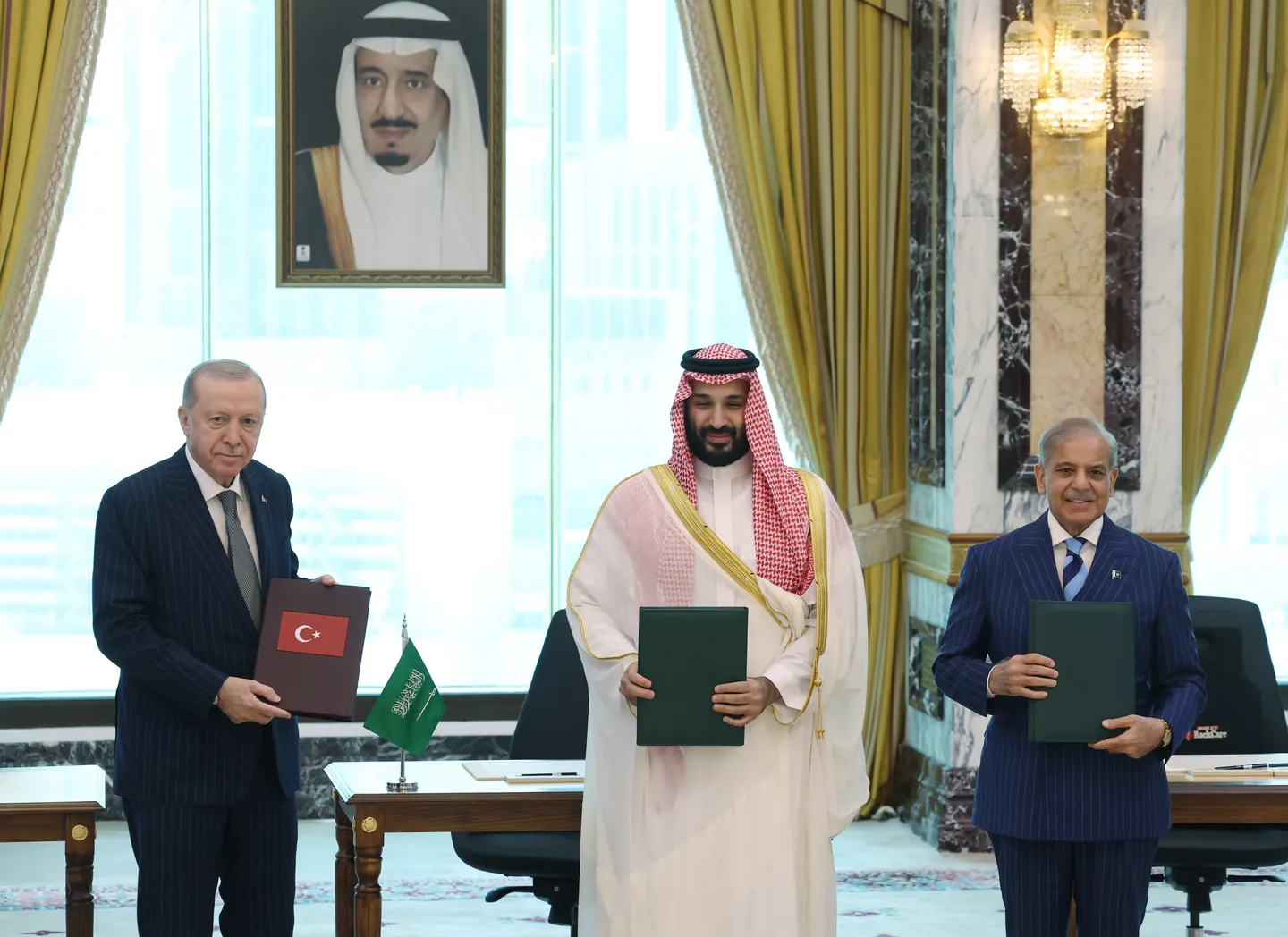 Türkiye, Arabia Saudí y Pakistán firman pacto conjunto de defensa: "Atacar a uno es atacar a todos"