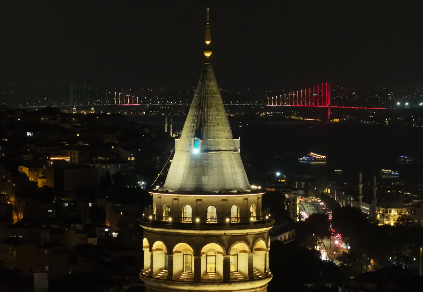 In Bildern: Türkiye beleuchtet Wahrzeichen zur Feier des trilateralen Mekka-Verteidigungsabkommens